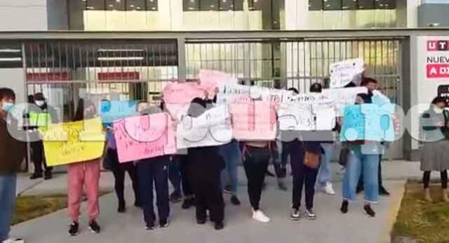 Universitarios protestaron por la destitución de su profesor. / FUENTE: El Popular.   