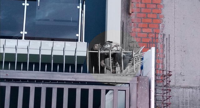 El hombre quedó incertado en las filudas rejas de un edificio tras caer desde el cuarto piso.   