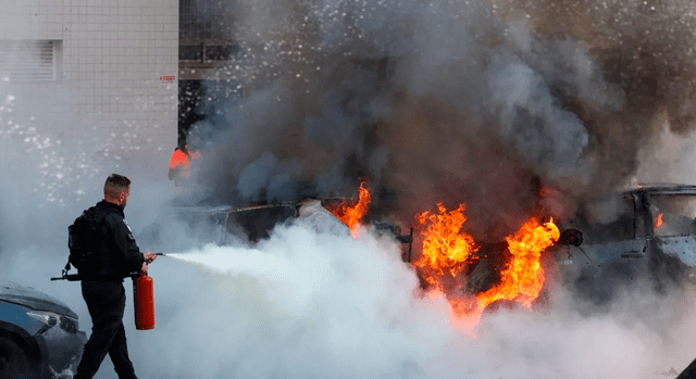  Un miembro de las fuerzas de seguridad israelíes intenta apagar el fuego contra los automóviles tras el ataque de Hamas. Fuente: AFP   