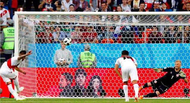 Cueva mandó la pelota a las tribunas en el penal. / Foto: EFE.   