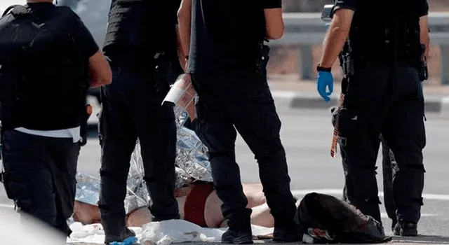  Fuerzas de seguridad israelíes junto al cuerpo de un militante de Hamas asesinado al sur de la ciudad de Ashkelon. Foto: AFP    