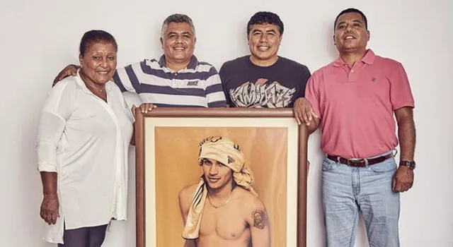 Doña Peta junto a sus tres hijos mayores y en el cuadro Paolo Guerrero.  