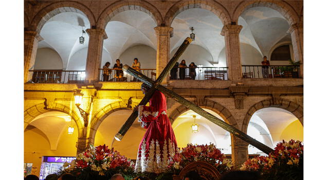 Procesión por Semana Santa en Arequipa   