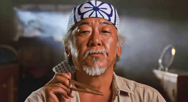 <strong> Mr. Miyagi, interpretado por Pat Morita. </strong>   