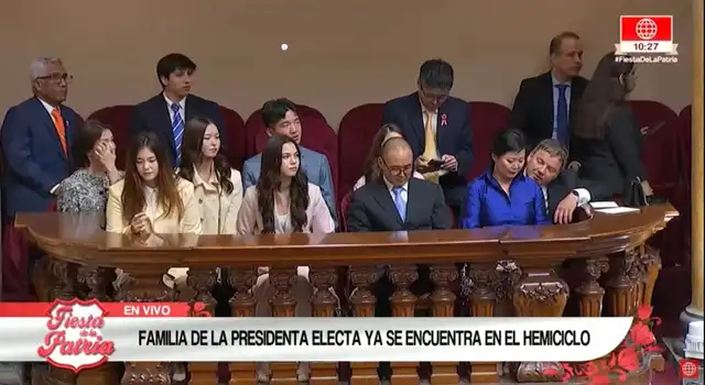 Kyara Villanella y su novio juntos en la juramentación de Keiko Fujimori.