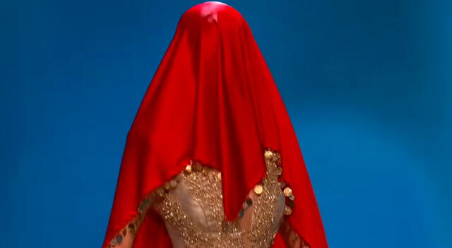  Roksana Ibrahimi llamó la atención por su traje típico The red kerchief. Foto: Captura Miss Universo.    