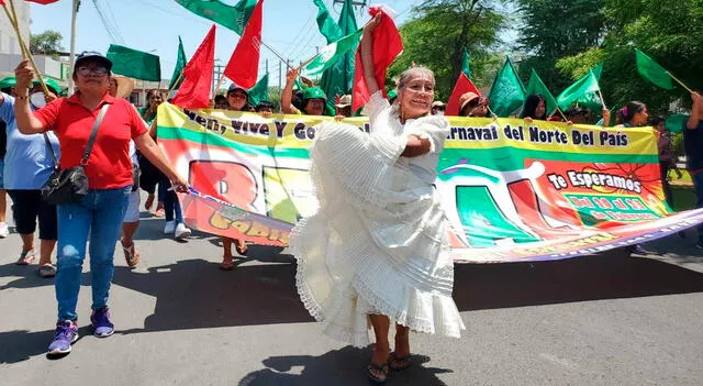  Con un pasacalle lleno de bailes y mucha música se vivió el inicio de los carnavales en Piura   