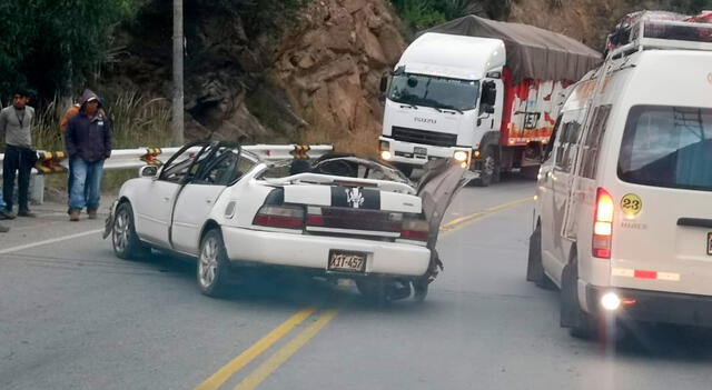 La enorme roca terminó matando a tres pasajeros de un auto. Foto: Facebook / Curahuasi Apurimac en Línea    