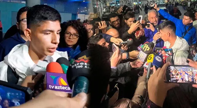 Piero Quispe en el aeropuerto tras llegar a México. 