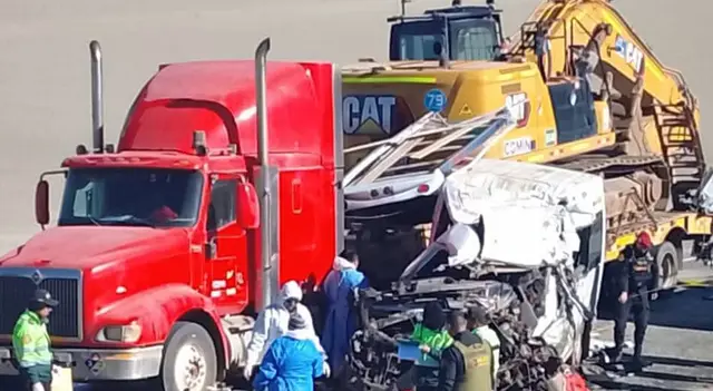  Triple choque dejó trece fallecidos y tres heridos.