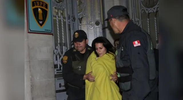 Eva fue llevada enmarrocada de pies y manos al penal Santa Mónica. Le espera una larga condena. Eva fue llevada enmarrocada de pies y manos al penal Santa Mónica. Le espera una larga condena.