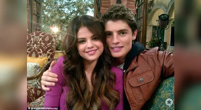 Selena abrazada por su supuesta nueva pareja