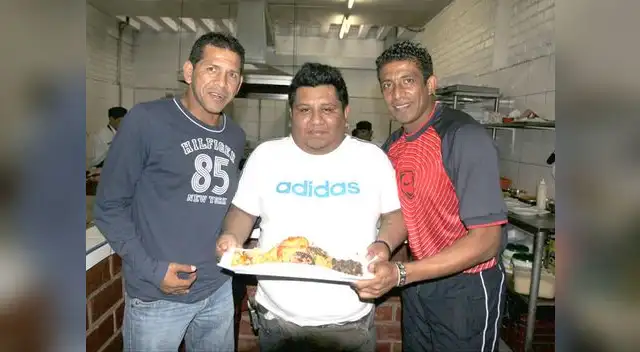 Juan Carlos Aymar acompañado por el “Puma” Carranza y José Soto, actual entrenador de Alianza Lima. Al lado, su siniestrado auto. Juan Carlos Aymar acompañado por el “Puma” Carranza y José Soto, actual entrenador de Alianza Lima. Al lado, su siniestrado auto.