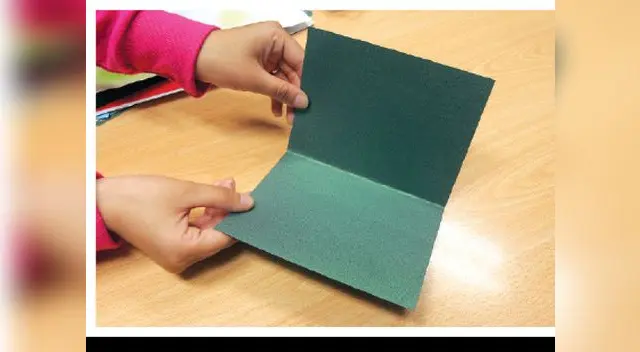 PASO 1. Corta 25 x 16.5 cm. de cartulina, divide en dos y en uno de los lados marca un marco de 2 cm. a cada lado. 