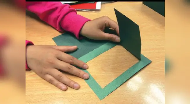 PASO 2. Corta todos los lados del marco que has hecho menos el lado superior. Te debe quedar un cuadrado interno.