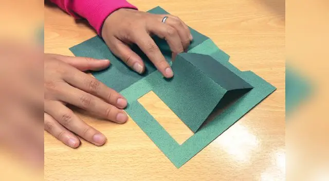 PASO 3. Divide en dos el cuadro interno y corta otra cartulina que tenga la misma medida del cuadro interno más una pestaña.