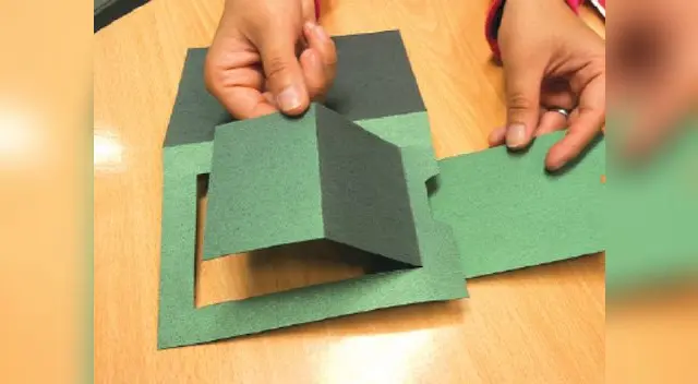 PASO 4. Coloca la cartulina con pestaña y pega la pestaña en el lado doblado inferior del cuadrado interno. 