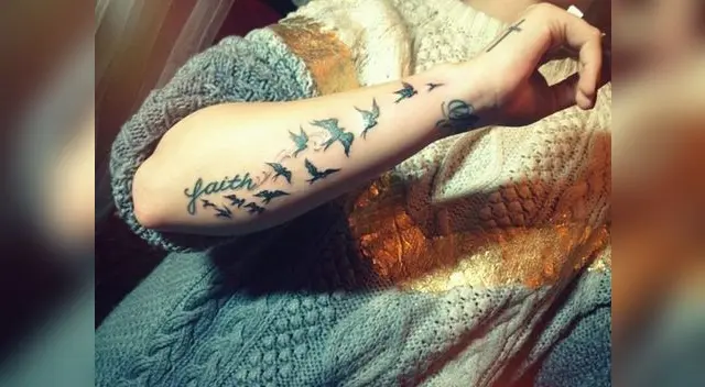 Brazo de derecho de la joven celebridad.