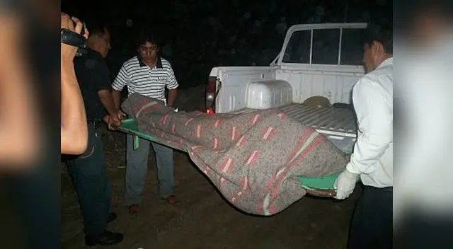 Cadáver del presunto delincuente es trasladado a la morgue de Lima.