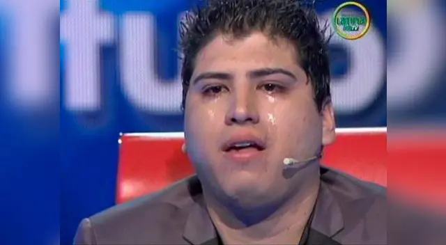 Lloró al recordar a su padre fallecido. Lloró al recordar a su padre fallecido.