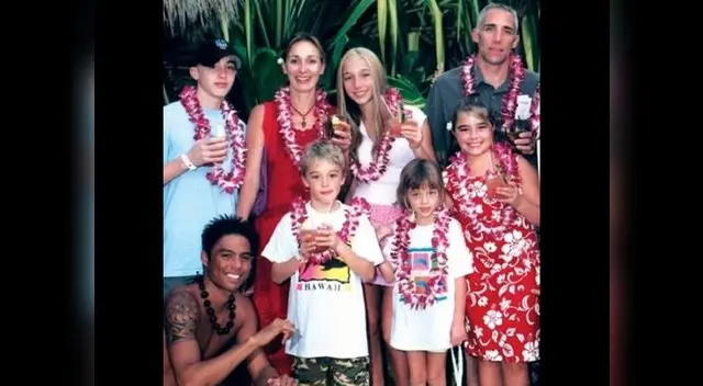 Olivia Culpo junto a su familia (niña de vestido rojo floreado)