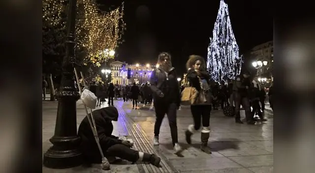 Mientras los pudientes compran regalos, un mendigo en Navidad solo pide caridad para seguir comiendo.