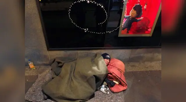 Las tiendas de juguetes se llenan de gente en Navidad. En la acera alguien buscará, durante la madrugada, algún lugar donde seguir viviendo.