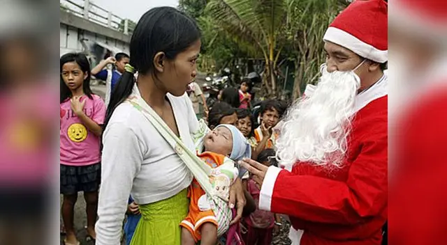 En Indonesia, las mujeres pobres y sus hijos yacen en el abandono. Un Papá Noel busca de ellos una sonrisa, pasajera.