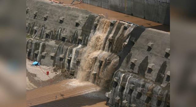 Vehículo fue remolcado y filtraciones alarmaron a los peatones.