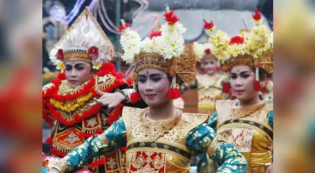 Colorido desfile en la isla de Bali, Indonesia.