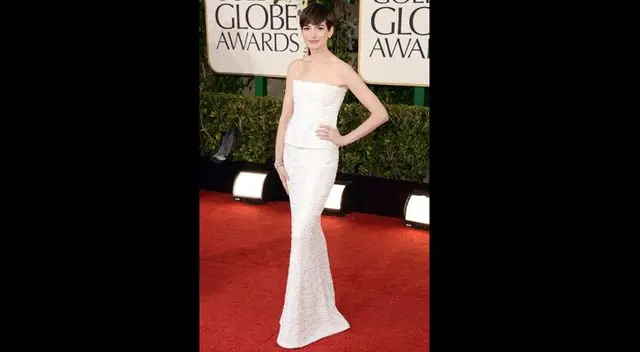 Anne Hathaway elegantísima en un Chanel blanco.