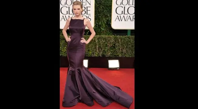 Taylor Swift en un Donna Karan Atelier color vino