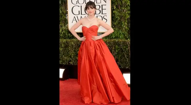 Zoey Deschanel en un fabuloso strapless rojo de Oscar de la Renta