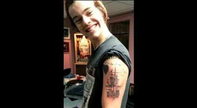 Harry Styles, de One Direction se estaría volviendo un adicto a los tatuajes. Harry Styles, de One Direction se estaría volviendo un adicto a los tatuajes.