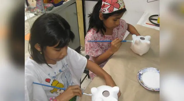 PASO 1. Limpia con un trapo húmedo la alcancía de cerámica, echa base blanca y lija para quitar las asperezas. 