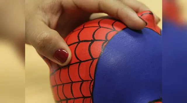 PASO 2. Delimita las zonas del cerdito que vas a pintar. La parte delantera de color rojo y la parte trasera de azul. 