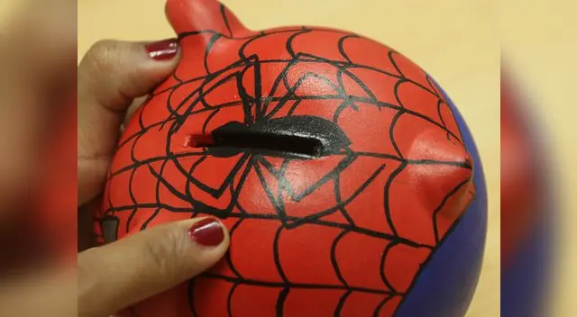 PASO 3. Dibuja una araña alrededor de la ranura de la alcancía y a partir de ahí haz las líneas de la tela de araña sobre el rojo.