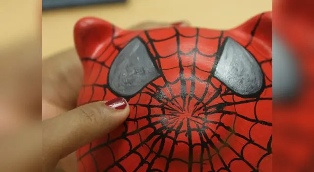 PASO 4. Dibuja y pinta los ojos con negro, deja secar unos minutos y pinta encima con plomo o plateado.