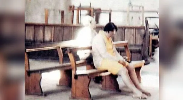 Mujer ora mientras un fantasma la acompaña