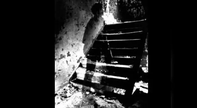 Fantasma de un soldado muerto subiendos las escaleras.