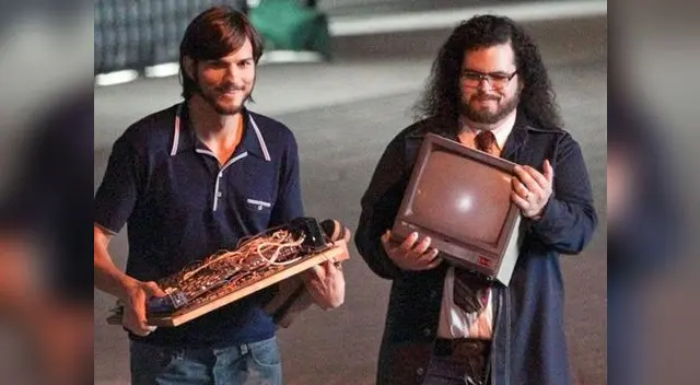 Aparece escena de Ashton Kutcher interpretando a Steve Jobs.
