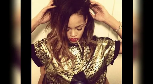 Rihanna publicó polémica foto en la que aparece fumando un cigarrillo de marihuana.
