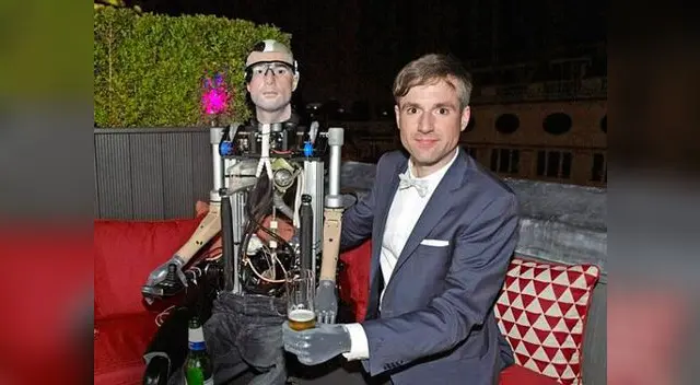 Fue presentado por Bertolt Meyer, conductor de un programa de TV.