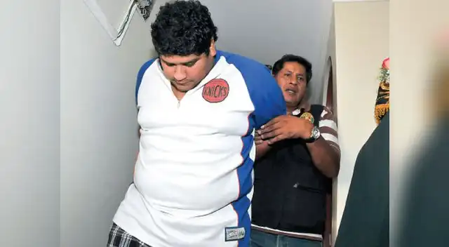 La policía lleva al acusado. La policía lleva al acusado.