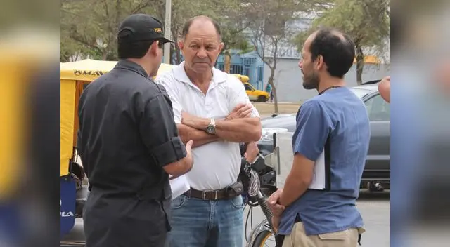 El papá de Julio García dialoga con un efectivo policial.