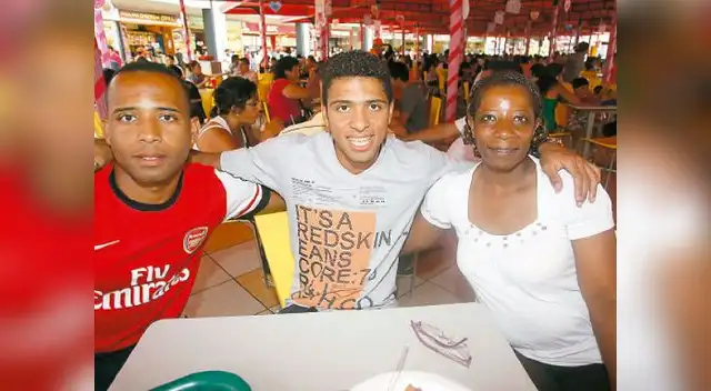 Edwin Gómez junto a su madre.