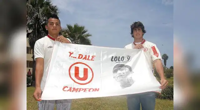 Chávez y Guarderas sostienen una bandera de la “U” con la imagen de Lolo Fernández.