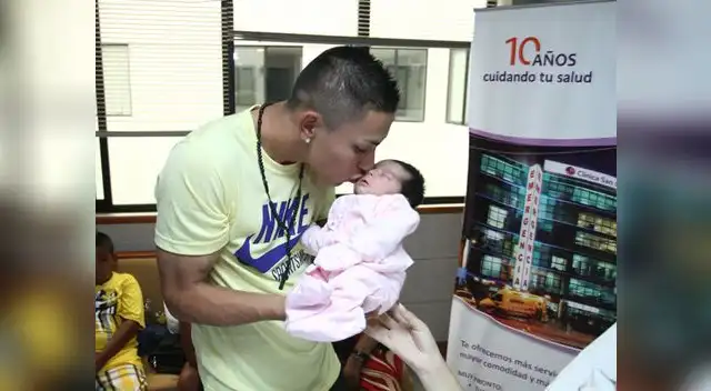 Deza da un tierno beso a Kendra Valentina Isabel, quien vino al mundo sanita y buena.