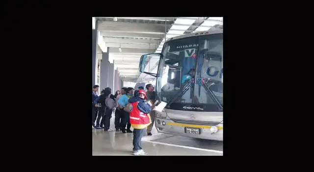 Recomiendan a pasajeros viajar en vehículos acreditados. Recomiendan a pasajeros viajar en vehículos acreditados.