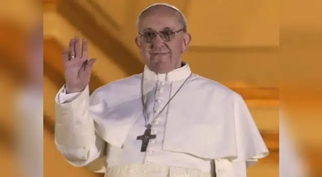Cardenal argentino Jorge Mario Bergoglio, asume el pontificado como Francisco I.